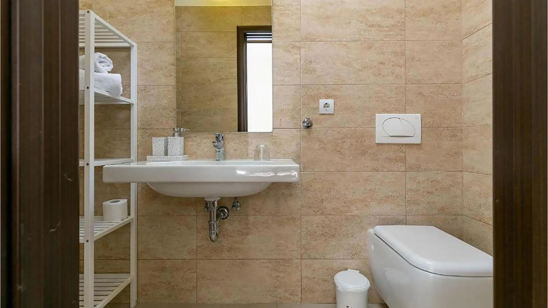 度假居 5 Bedroom Cozy Home In 罗维尼村
