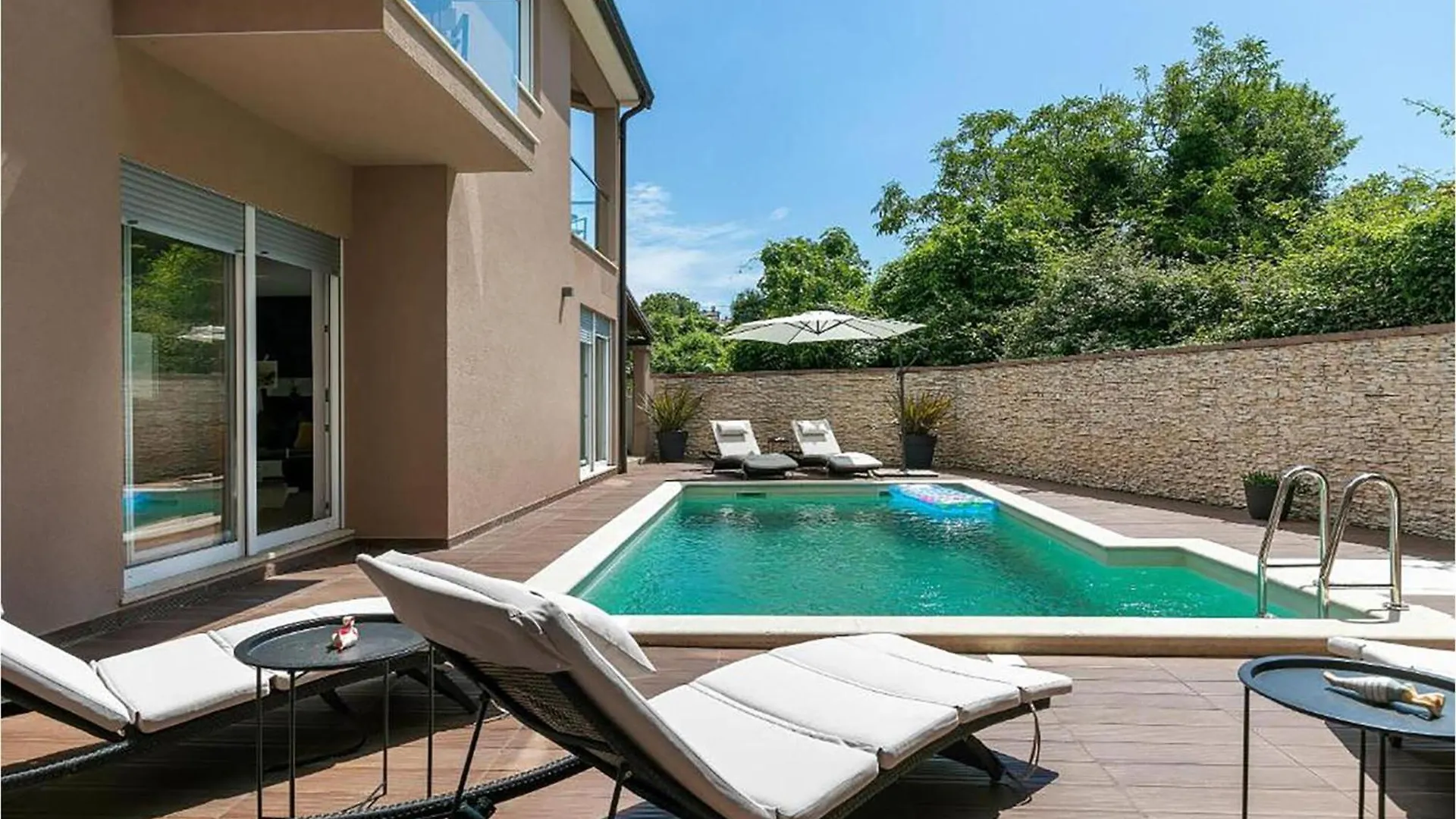 5 Bedroom Cozy Home In 罗维尼村